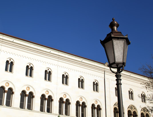 Laterne vor Hauptgebäude