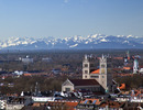 Blick über München bis zu den Bergen