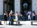 Studierende vor LMU Haupteingang